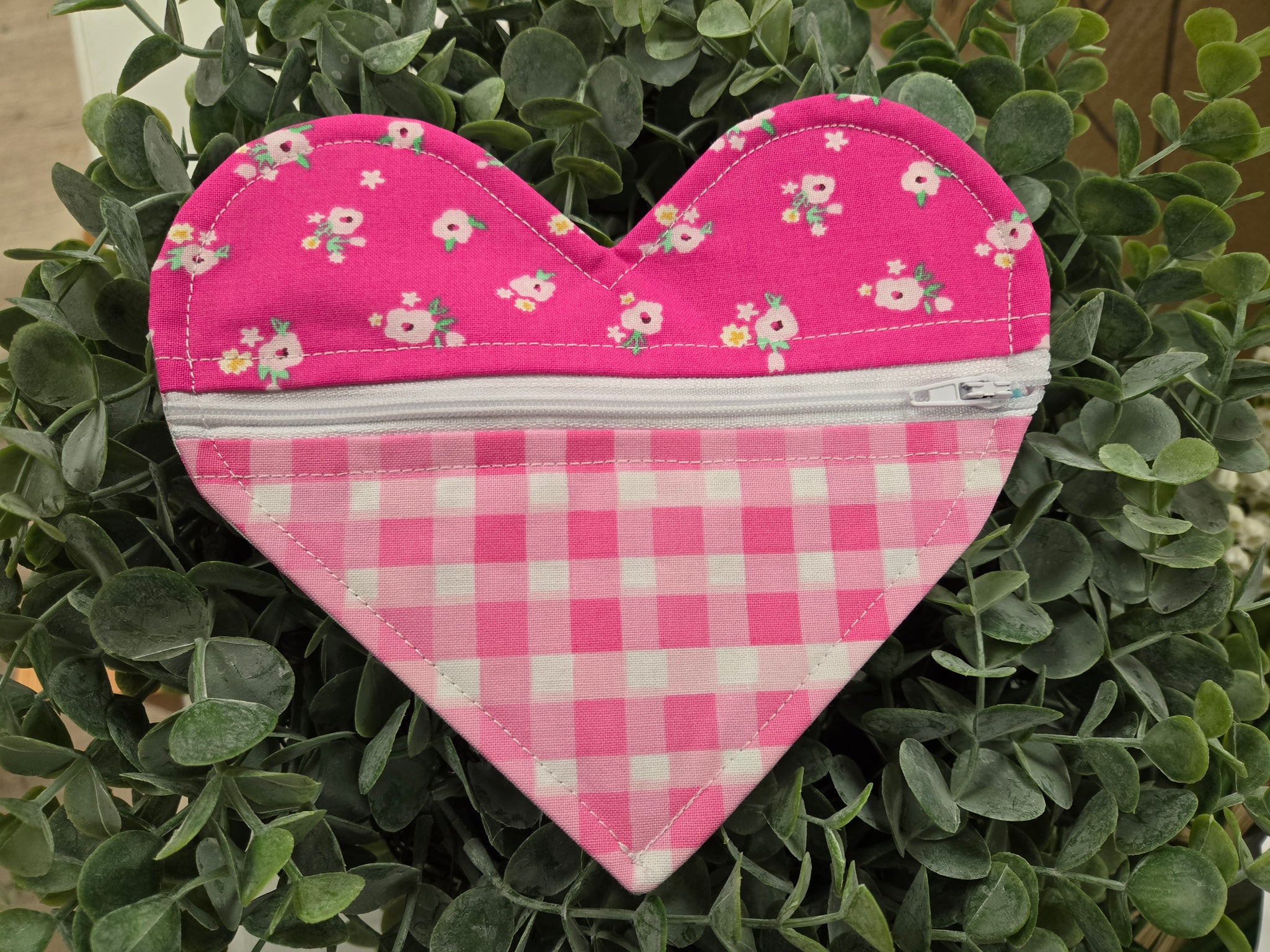 Zipper heart Pouch - dark pink heart and checkers