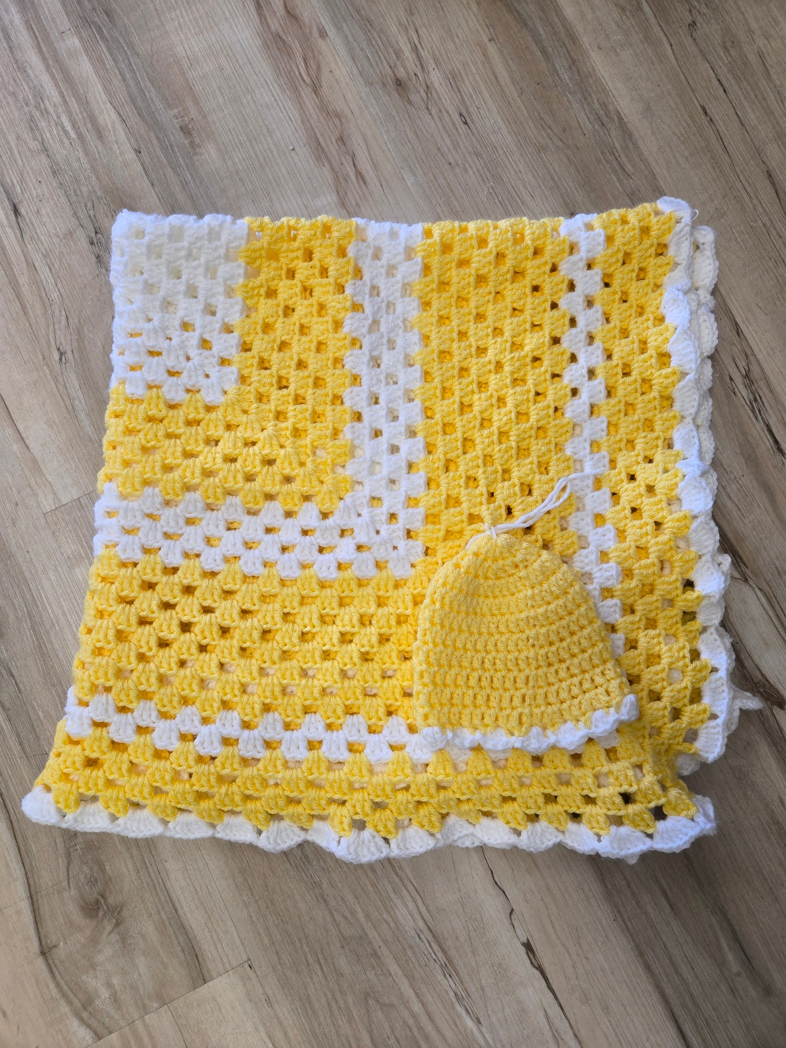 Large knit baby blanket and hat set - Yellow and white with yellow hat
