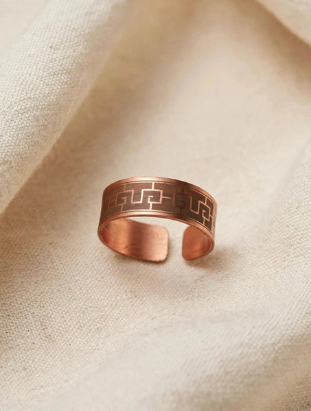 6a32f7be6982234f0f465536_ring-hand-to-linen_1791238610613.jpg