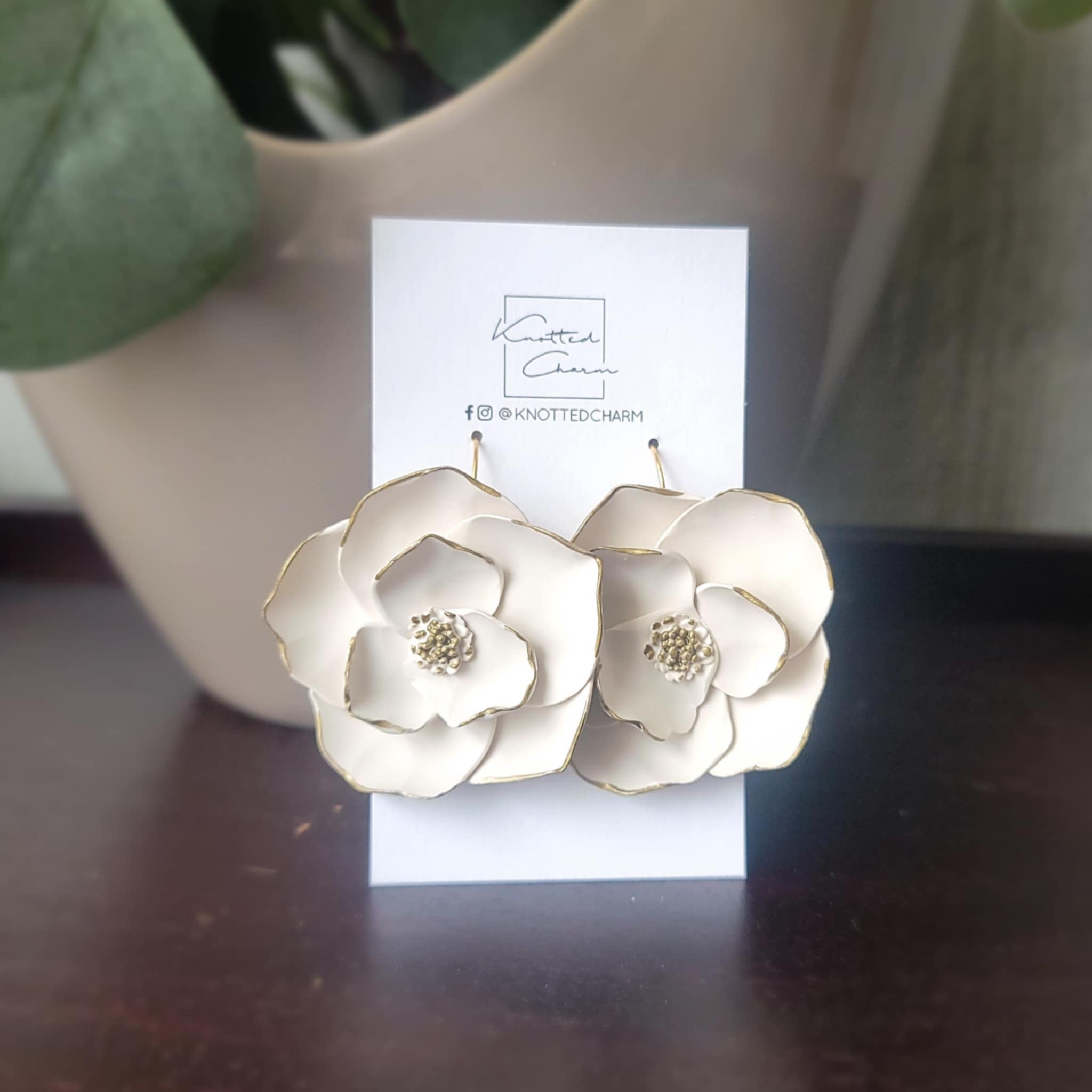Large Flower Dangle - Cream Smooth Petals