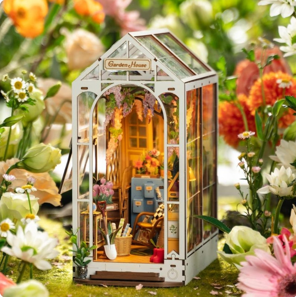 RoLife- Garden House DIY  Miniatures Kit